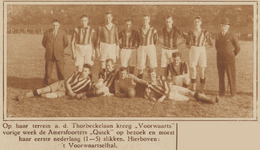 873759 Groepsportret van het voetbalelftal van Voorwaarts (Utrecht), bij de wedstrijd tegen Quick (Amersfoort), op het ...